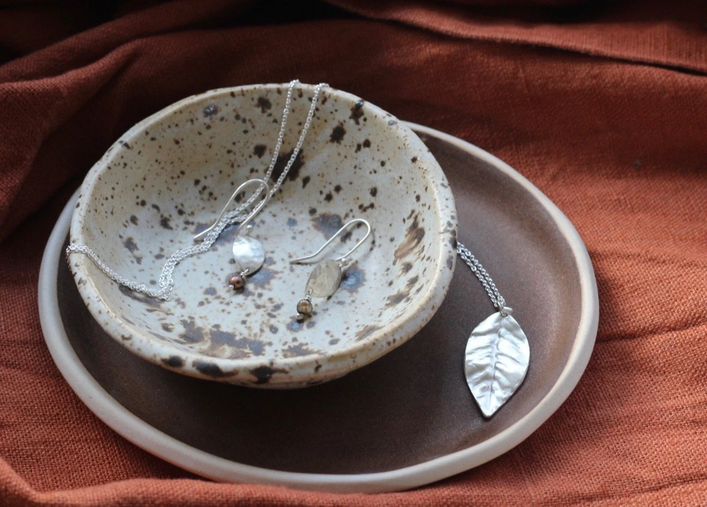 Leaf earrings with bronze freshwater pearl