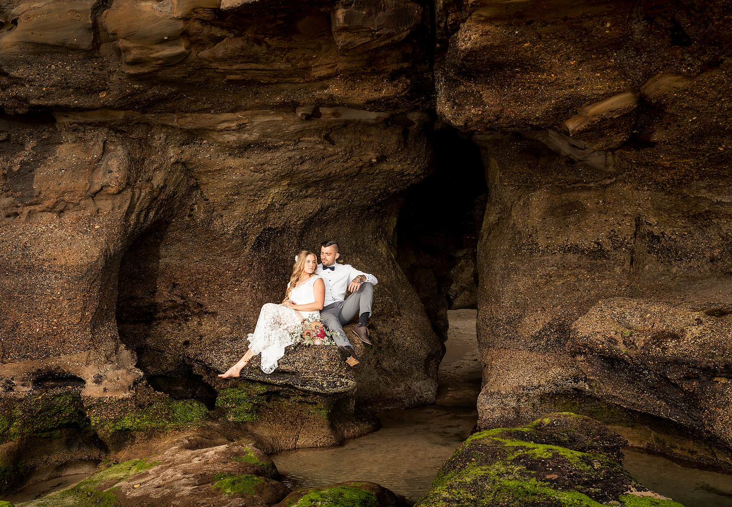 caves beach wedding couple in the rocks on location 