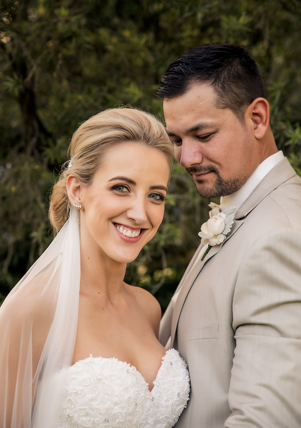 hunter valley wedding photographer with bride and groom 
