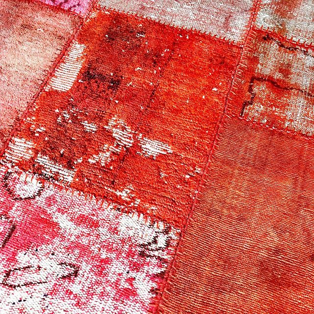 Hot stuff for summer. Vintage Turkish rugs reassembled into one attention grabbing carpet.
#timothypaulcarpets #timothypaulhome #beachhousedecor #pinkdecor #designingwithcolor #costalinteriors #coral #rockbandrugs