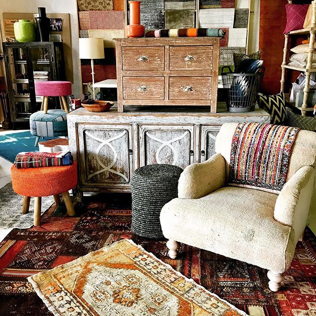 Our new home in the studio/warehouse is slowly coming together. Lots of treasure hunting. Lots of rugs!!!!
#timothypaulcarpets #timothypaulinteriordesign #timothypaulhome #modernrugs #beachhousedecor #shabbychicdecor @timothypaulhome