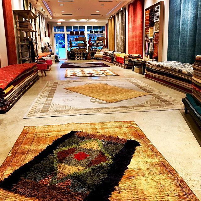 A look inside my rug shop &ldquo;Pop up&rdquo; SALE in the Bethesda Wildwood shopping center.
I&rsquo;ve partnered with Tibetan rug producers Lapchi &amp; Kooches.  Crazy deals!!!!
Through December 28th.
@lapchi_carpets @koochescarpets #modern rugs #