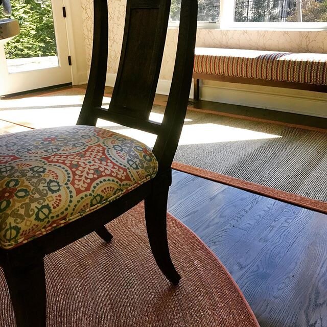 We helped a long time client with a breakfast room update that featured these two handwoven, hand dyed straw/sea grass rugs by @aleman_moore. These guys have been my secret cache of cool floor coverings since I opened in 2002. The round rug designs a