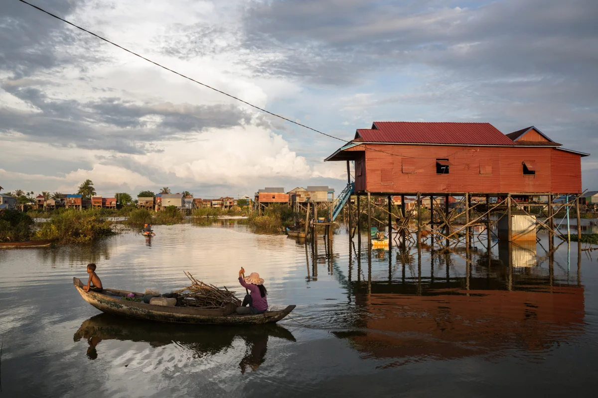 Nov. 20, 2016 - Chong Kneas, Cambodia. A women rows home after harvesting wood.© Nicolas Axelrod / Ruom