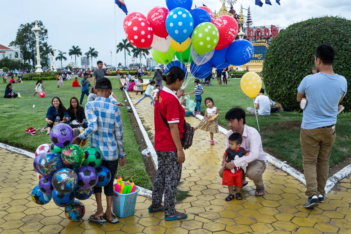 May 28, 2016 - Phnom Penh, Cambodia. Families gather on the lawns out side the Royal Palace. The Royal family in Cambodia is still very much present but holds an honorary roll in the country. © Nicolas Axelrod / Ruom
