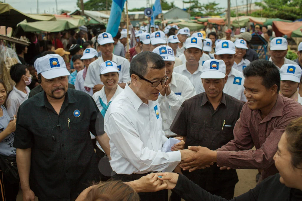 Opposition leader Sam Rainsy meets with supporters on Saturday in Takeo province as he embarks on a seven-day campaign tour in which he will speak in 15 of Cambodia’s 24 provinces. 20/07/2013 © Thomas Cristofoletti / Ruom