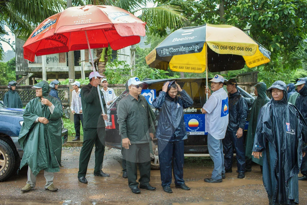 Bodyguards of CNRP leader, Sam Rainsy and vice president, Kem Sokha, wait under the rain before (a later cancelled) rally in Kep. 21/07/2013 © Thomas Cristofoletti / Ruom