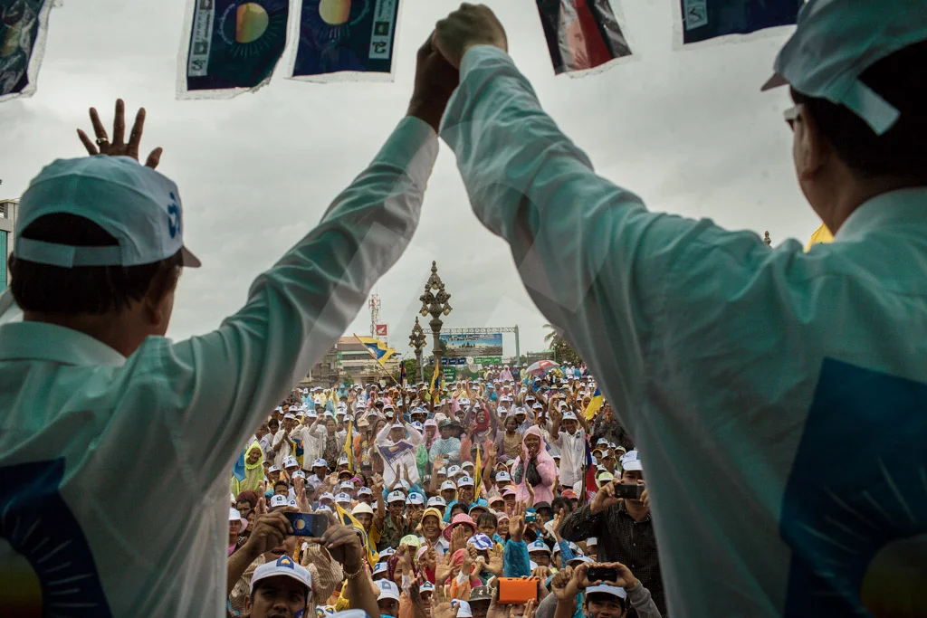 Opposition Leader, Sam Rainsy holds the hand with Kem Sokha, vice president of CNRP during a rally in Kampot city. 21/07/2013 © Thomas Cristofoletti / Ruom