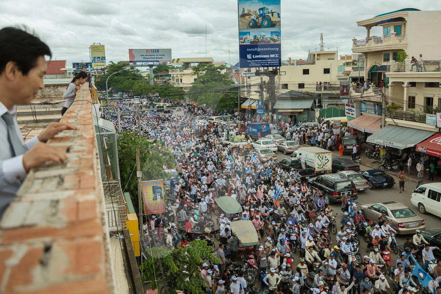 Thousands of supporters of the CNRP party salute the return of their leader Sam Rainsy after 4 years of auto exile.