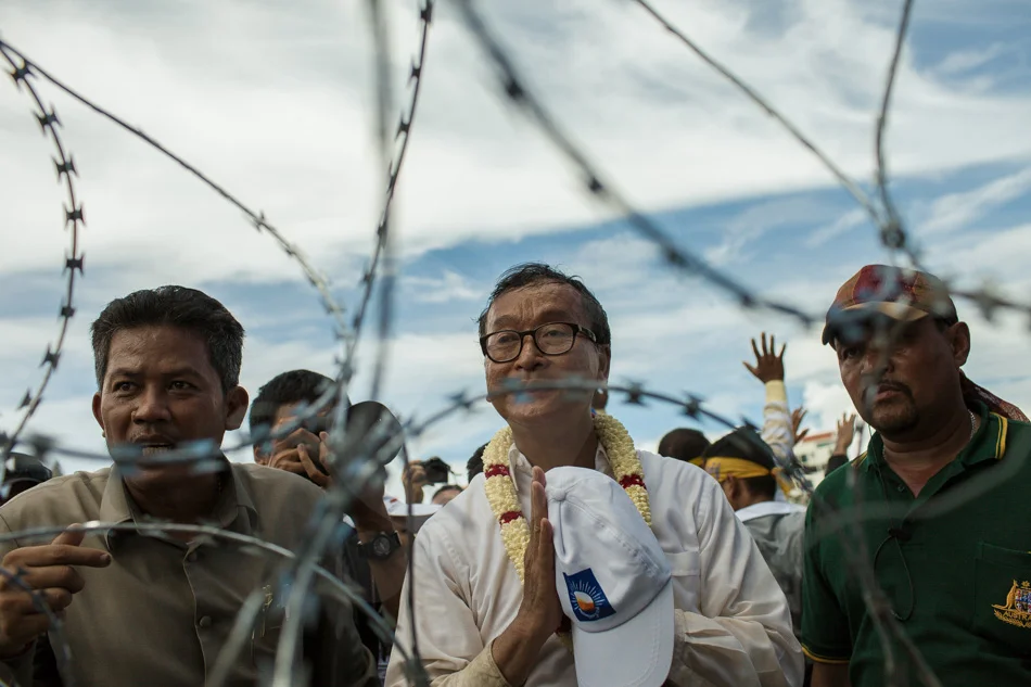 15/09/2013 - Phnom Penh. Sam Rainsy, leader of the CNRP, addresses riot police in front of a barricade as he and supporters marched to the Royal Palace of Phnom Penh. © Thomas Cristofoletti / Ruom 2013