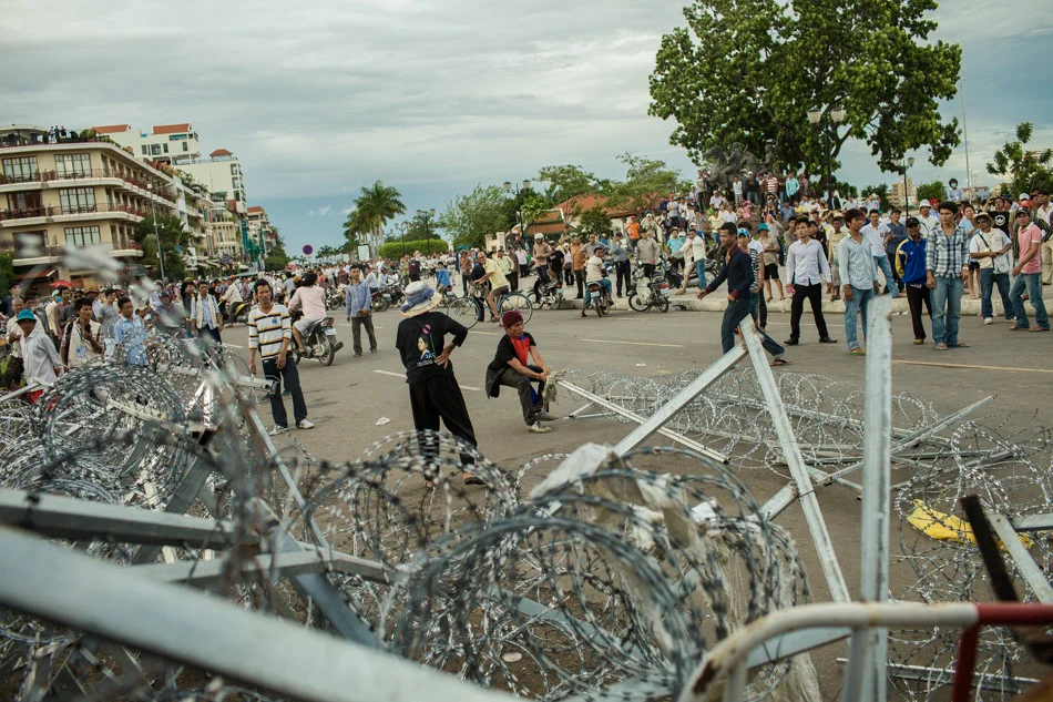 15/09/2013 - Phnom Penh. CNRP supporters tries to carrying away part of barricades police put to block the access to the Royal Palace of Phnom Penh. © Thomas Cristofoletti / Ruom 2013