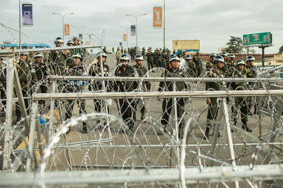 15/09/2013 - Phnom Penh. Police prevents the access to Norodom Boulevard to opposition supporters with barricades of barb wires. © Thomas Cristofoletti / Ruom 2013.