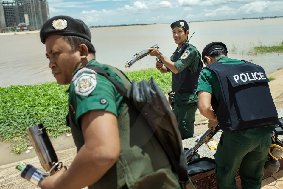 15/09/2013 - Phnom Penh. Anti riot police prepare their rifles with gas canisters when they realized people passed through the barricades. © Thomas Cristofoletti / Ruom 2013