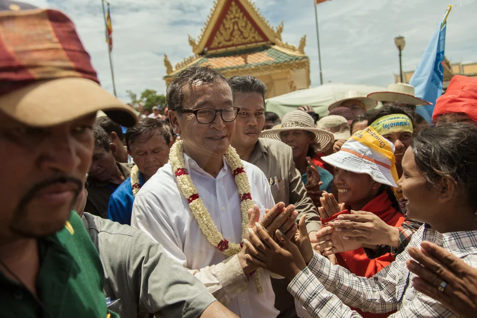 15/09/2013 - Phnom Penh. Opposition leader Sam Rainsy cheers CNRP supporters in front of the Royal Palace of Phnom Penh. © Thomas Cristofoletti / Ruom 2013