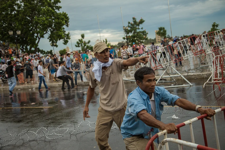 15/09/2013 - Phnom Penh. CNRP supporters tries to carrying away part of barricades police put to block the access to the Royal Palace of Phnom Penh. © Thomas Cristofoletti / Ruom 2013