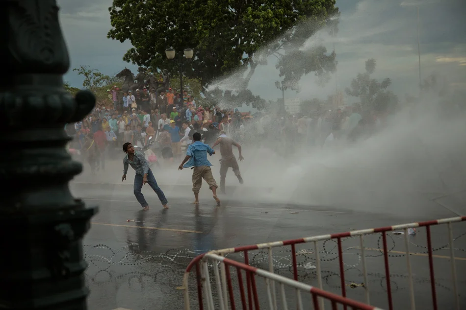15/09/2013 - Phnom Penh. CNRP supporters tries to carrying away part of barricades and are targeted by water cannons. © Thomas Cristofoletti / Ruom 2013