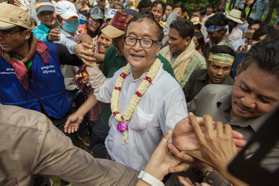 15/09/2013 - Phnom Penh. Sam Rainsy, president of the Cambodia National Rescue Party, greets supporters on Wat Phnom. © Thomas Cristofoletti / Ruom 2013