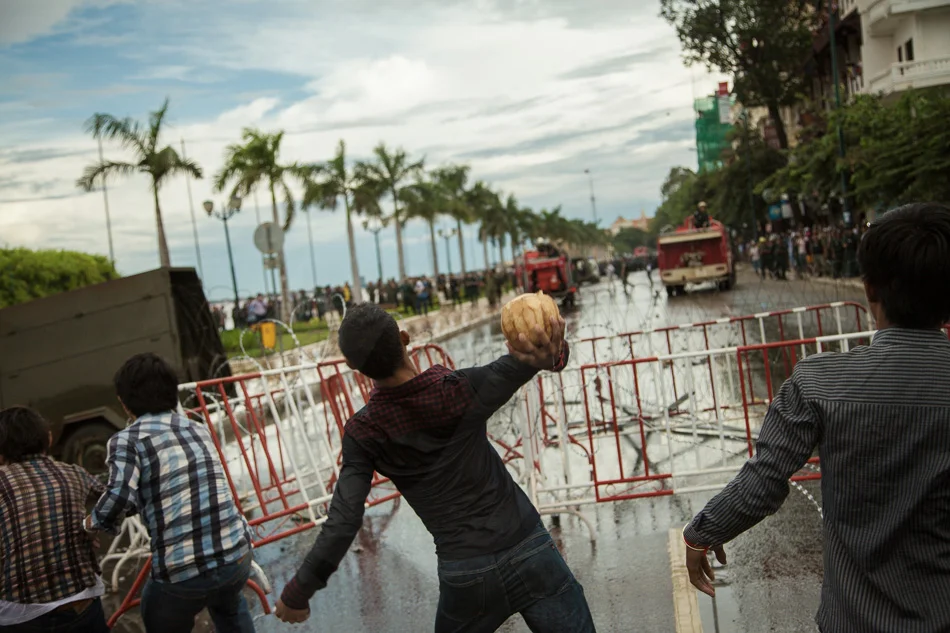 15/09/2013 - Phnom Penh. CNRP supporters thrown stones and coconuts against the police. © Thomas Cristofoletti / Ruom 2013
