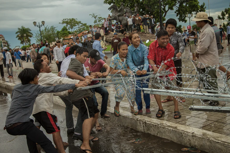 15/09/2013 - Phnom Penh. CNRP supporters tries to carrying away part of barricades police put to block the access to the Royal Palace of Phnom Penh. © Thomas Cristofoletti / Ruom 2013