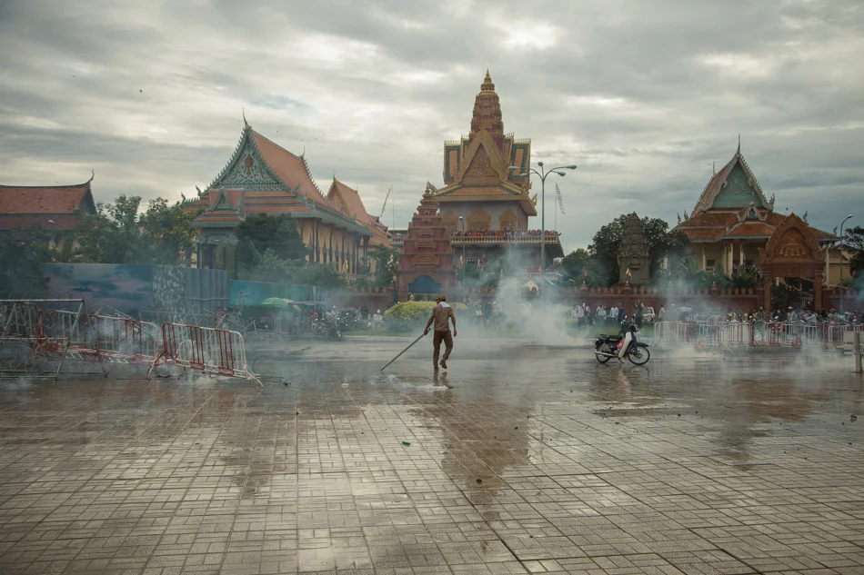 15/09/2013 - Phnom Penh. Police starts shooting tear gas to prevent CNRP protesters to pass through the barricades they put to block the access to the Royal Palace of Phnom Penh. © Thomas Cristofoletti / Ruom 2013