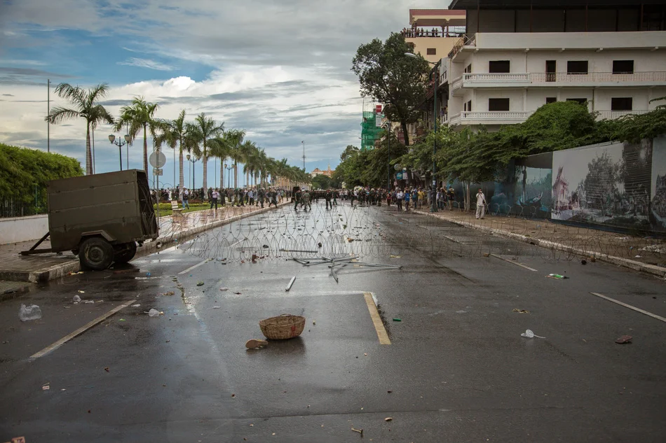 15/09/2013 - Phnom Penh. Police retrocedes after the attack with tear gas. © Thomas Cristofoletti / Ruom 2013