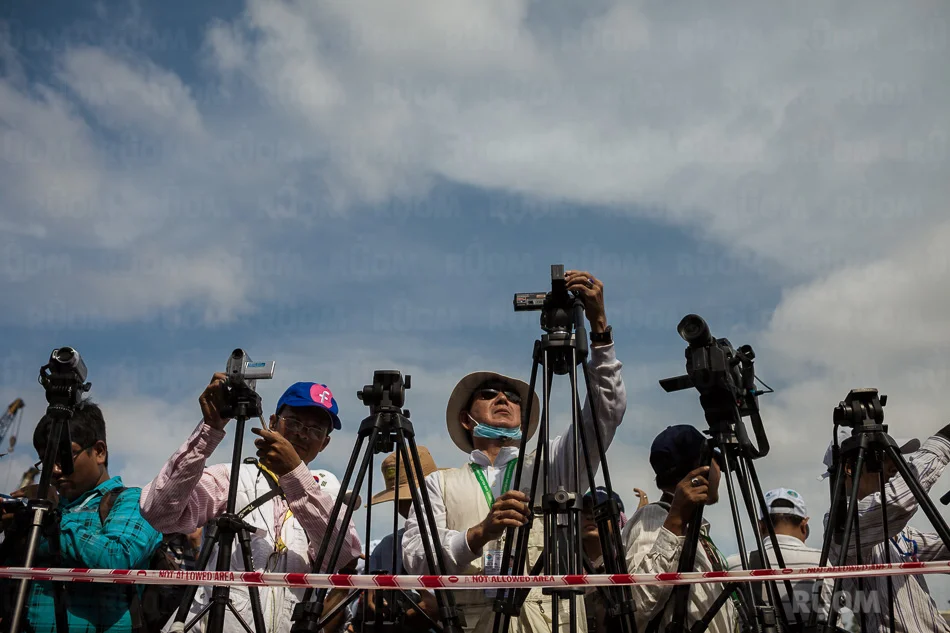 October 23, 2013 - Phnom Penh. Photographers and videographers prepare their cameras, minutes ahead the beginning of the first day of protest CNRP party organized at Freedom Park. © Thomas Cristofoletti / Ruom 2013.