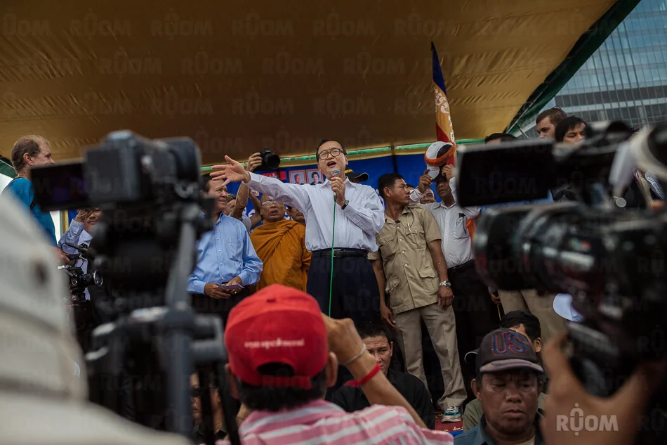October 23, 2013 - Phnom Penh. CNRP leader, Sam Rainsy addresses supporters during a rally in Freedom Park. © Thomas Cristofoletti / Ruom 2013.