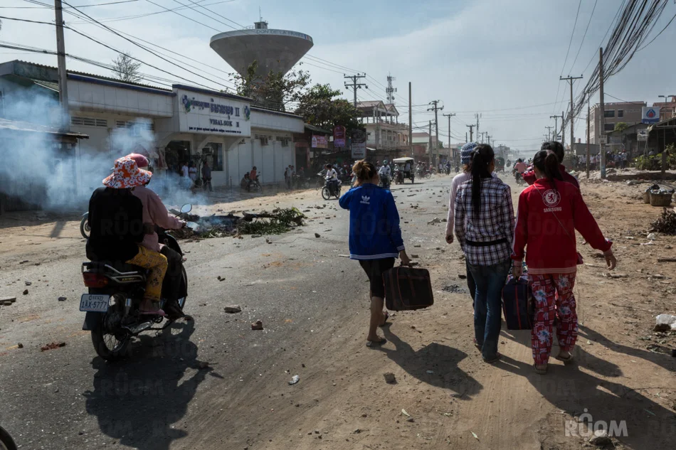 03 January, 2014 - Phnom Penh, Cambodia. Garment factory workers leave their houses to return to their family homes elsewhere after clashes between protesters and police in the area. © Nicolas Axelrod / Ruom