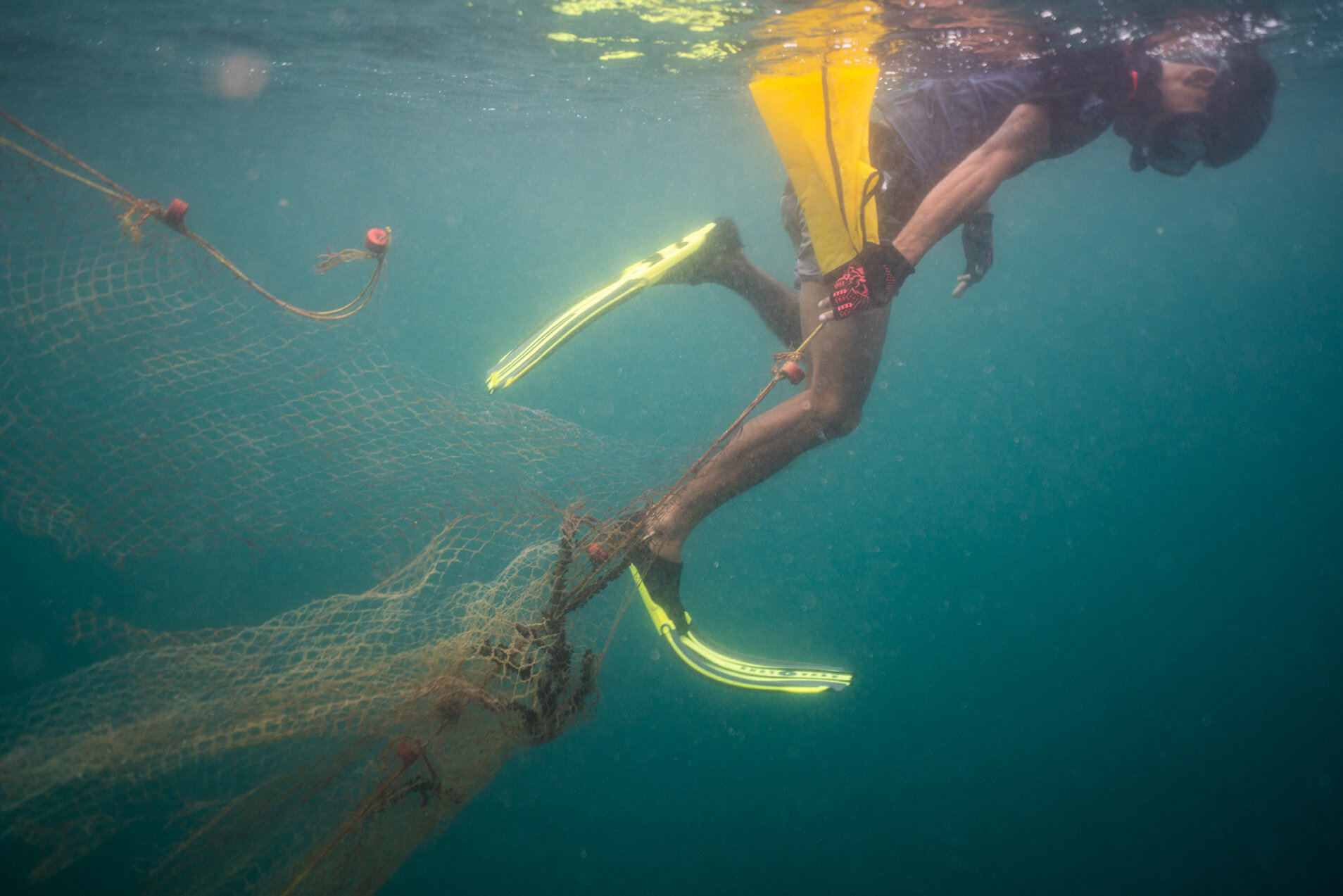  Nov. 02, 2019 - Mergui Archipelago, Myanmar. Saw Mg Hein recovers a ghost net.  © Nicolas Axelrod / Ruom 