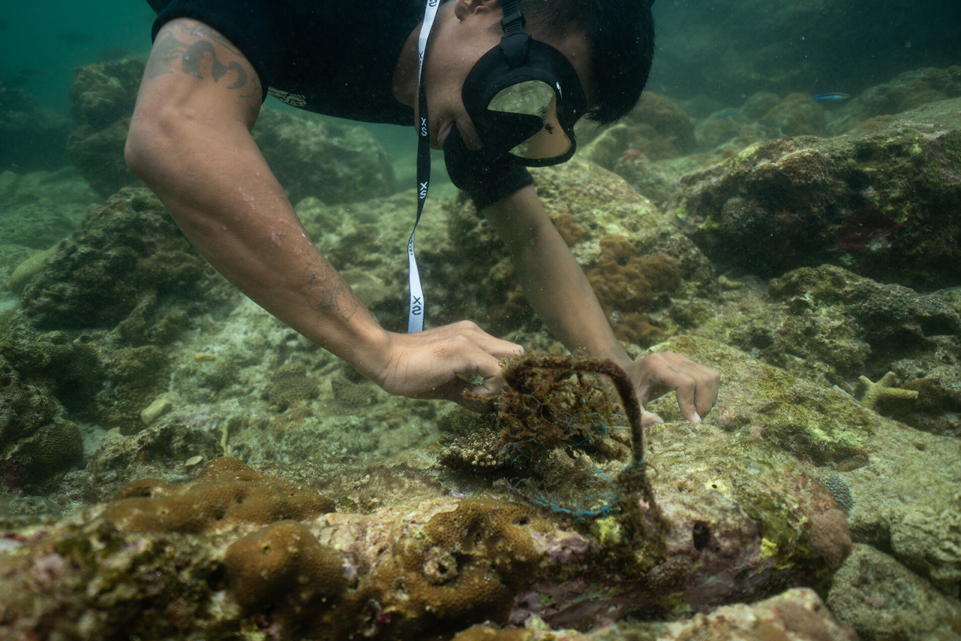  Nov. 03, 2019 - Mergui Archipelago, Myanmar. Saw Mg Hein pulls a ghost net out of a piece of coral. © Nicolas Axelrod / Ruom 