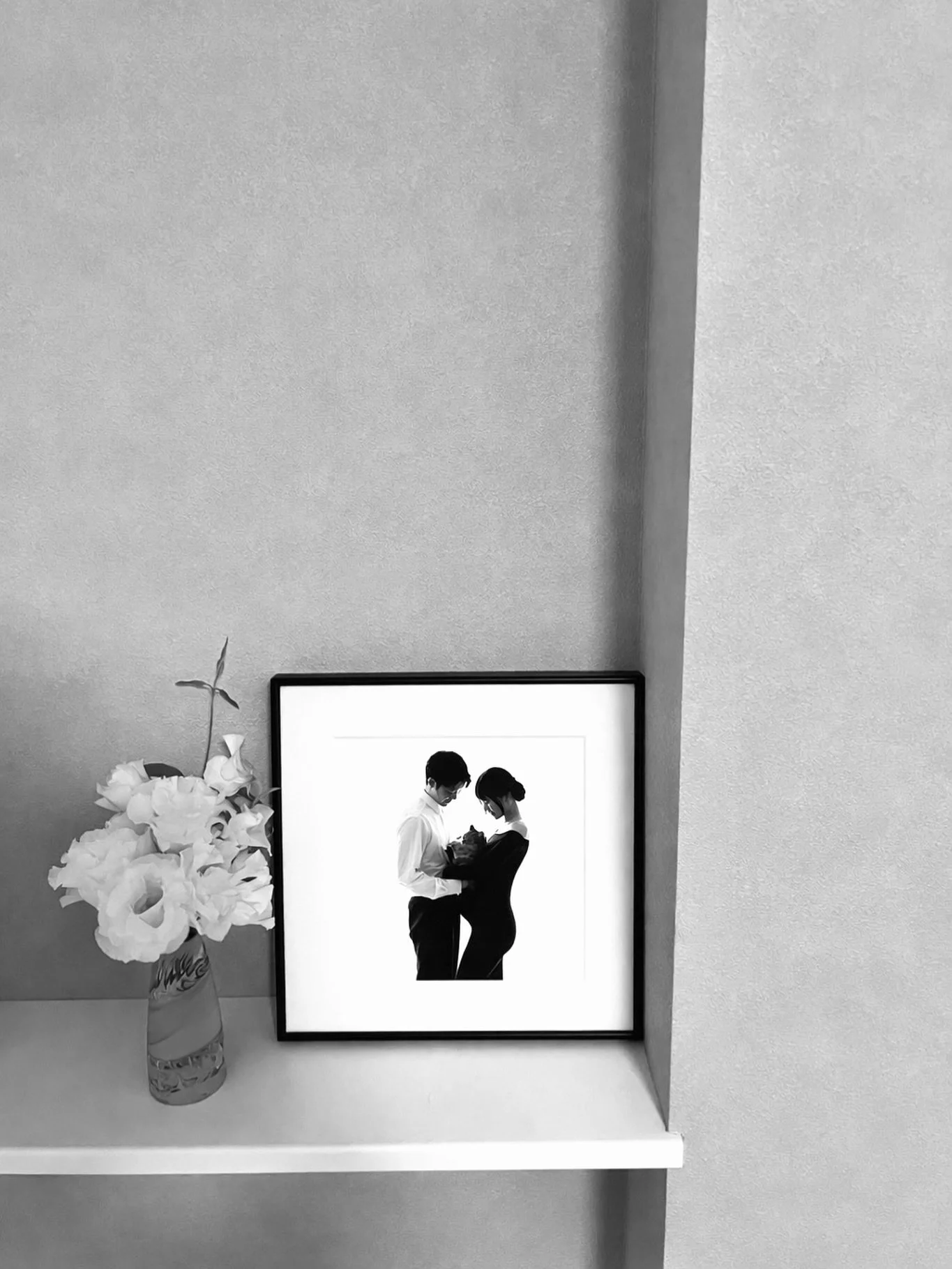 お客様から納品した額装のお写真を頂きました。

壁に飾る以外では、このように棚の上に置いて、壁に立て掛けると、素敵に飾って頂けます！

CHIHIRO 

#マタニティフォト #モノクロマタニティフォト #額装 #写真の飾り方