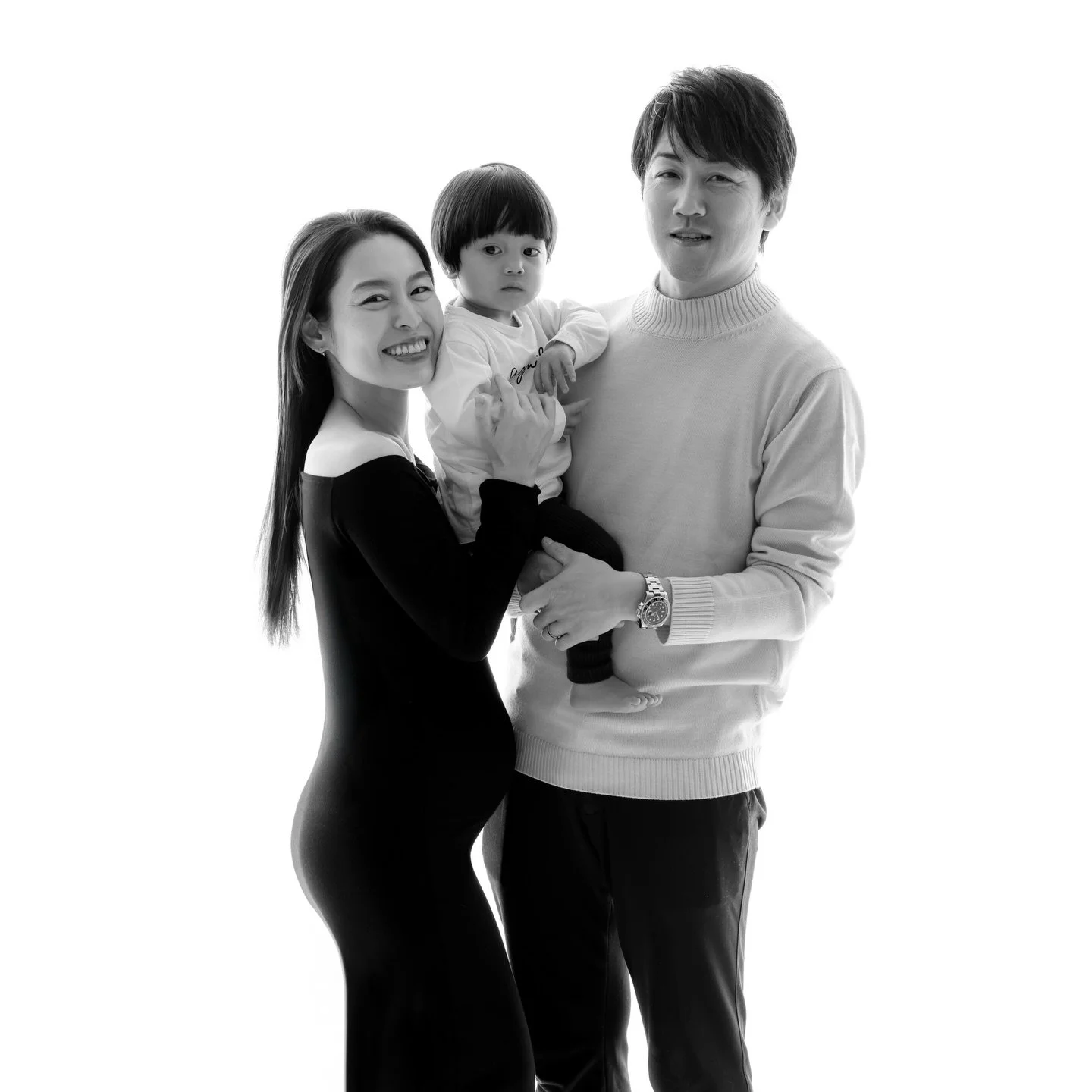 約2年前にマタニティフォトを撮影させて頂き、今回お二人目妊娠中の2回目となるマタニティフォトを承りました！

初回はお一人での撮影でしたが、今回はご家族皆さんも一緒に撮影させて頂きました。

私の一時帰国中での撮影て、久しぶりにお会いすることができ、嬉しい再会でした！

飾り方のご提案も承り、ご自宅にたくさんのお写真を飾って頂いているので、また今回も追加のご提案を楽しみにしています！

CHIHIRO 

ヘアメイク: KAORI

#モノクロマタニティフォト #マタニティフォト #東京マタニテ