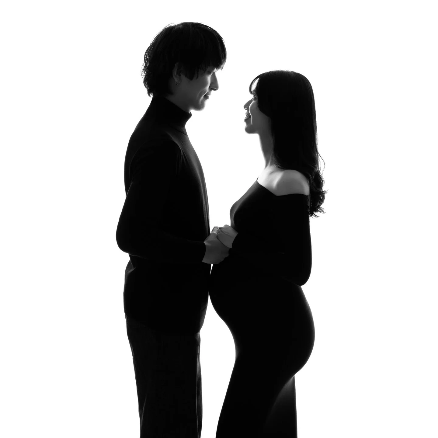 お一人のマタニティフォトを美しく残していただくことをコンセプトにしているため、インスタにもお一人のお写真の投稿をメインに行っていますが、ご夫婦での撮影オプションもご希望いただくことがとても多いです。

ご夫婦のマタニティフォトも素敵に残していただけるよう、撮影を承っています！

CHIHIRO 

ヘアメイク: KAORI

#マタニティフォト #モノクロマタニティフォト #マタニティフォト東京