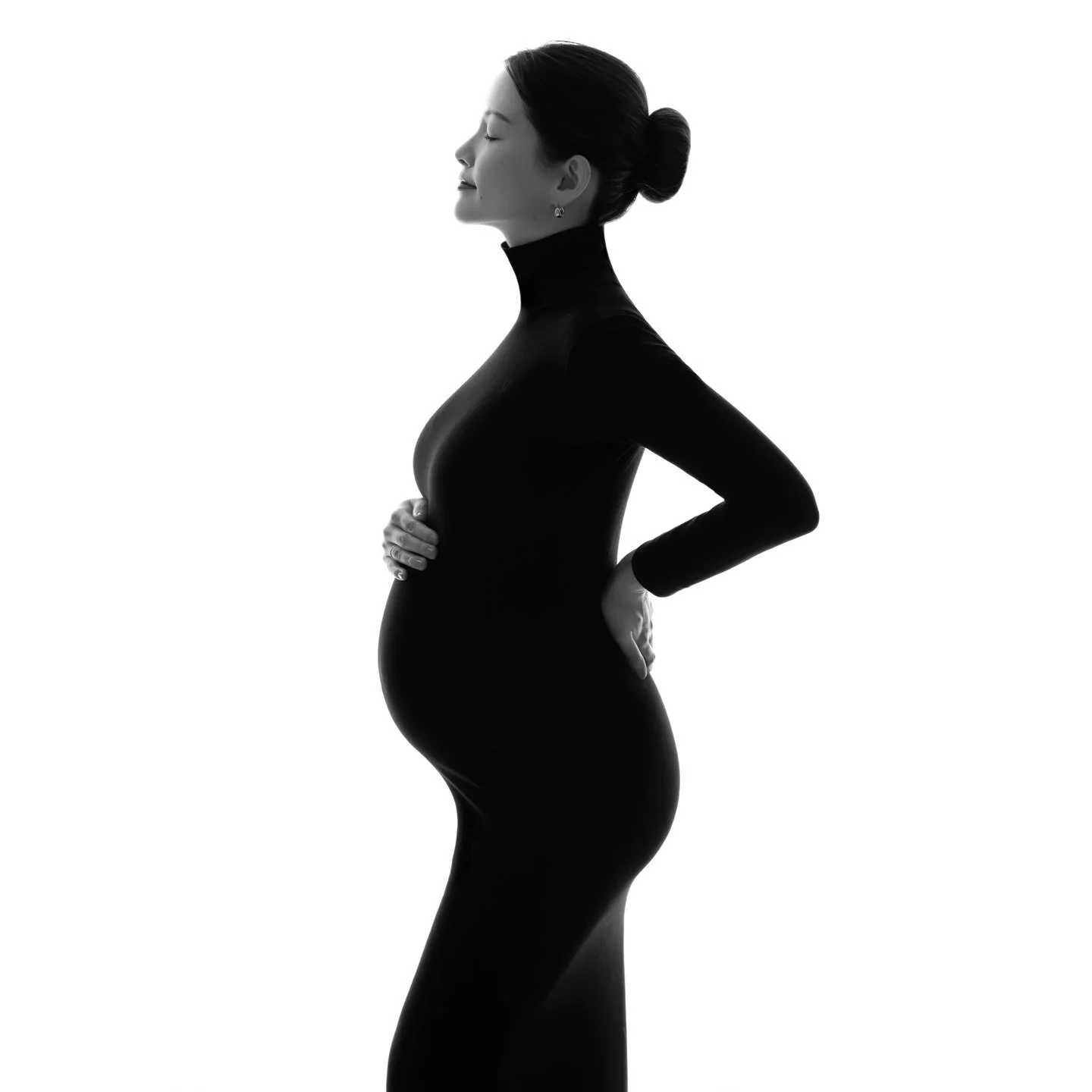 マタニティフォトでは、理想の衣装を見つけることが難しく、これまで時間を掛けて探してきました。

日本では見つけることが難しいため、海外から購入しているので、実物は見ていない状態でオーダーしています。実際に届いたら思っていたものと違い、使用できなかったことも何度もあります。

そして、一度気に入って、しばらく経ってまた追加で購入したくても、もう同じものは作っていなくて購入できなかった経験もあります。

このような理由から、買い足す必要がなくても、定期的に衣装を探すようにして、良さそうな衣装は購入し