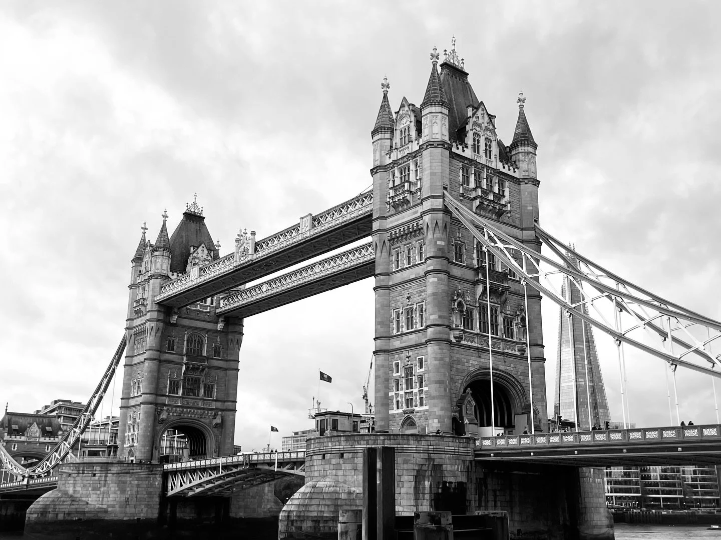 16歳の長男がイギリスのボーディングスクールに入って半年が過ぎました。

14歳からプーケットにあるインターナショナルスクールの寮に2年間入っていたので、離れて暮らす経験はありましたが、遠く離れるのは初めてだったので、送り出した時には心配もありました。

そのような私の心配とは裏腹に、長男は想像以上に新しい環境にすぐに慣れて、勉強もサッカーも充実しているようで、今は安心しています。

まだボーディングスクールに入ったところですが、もう次の9月の新学期からは最終学年です。

大学進学準備も始まって