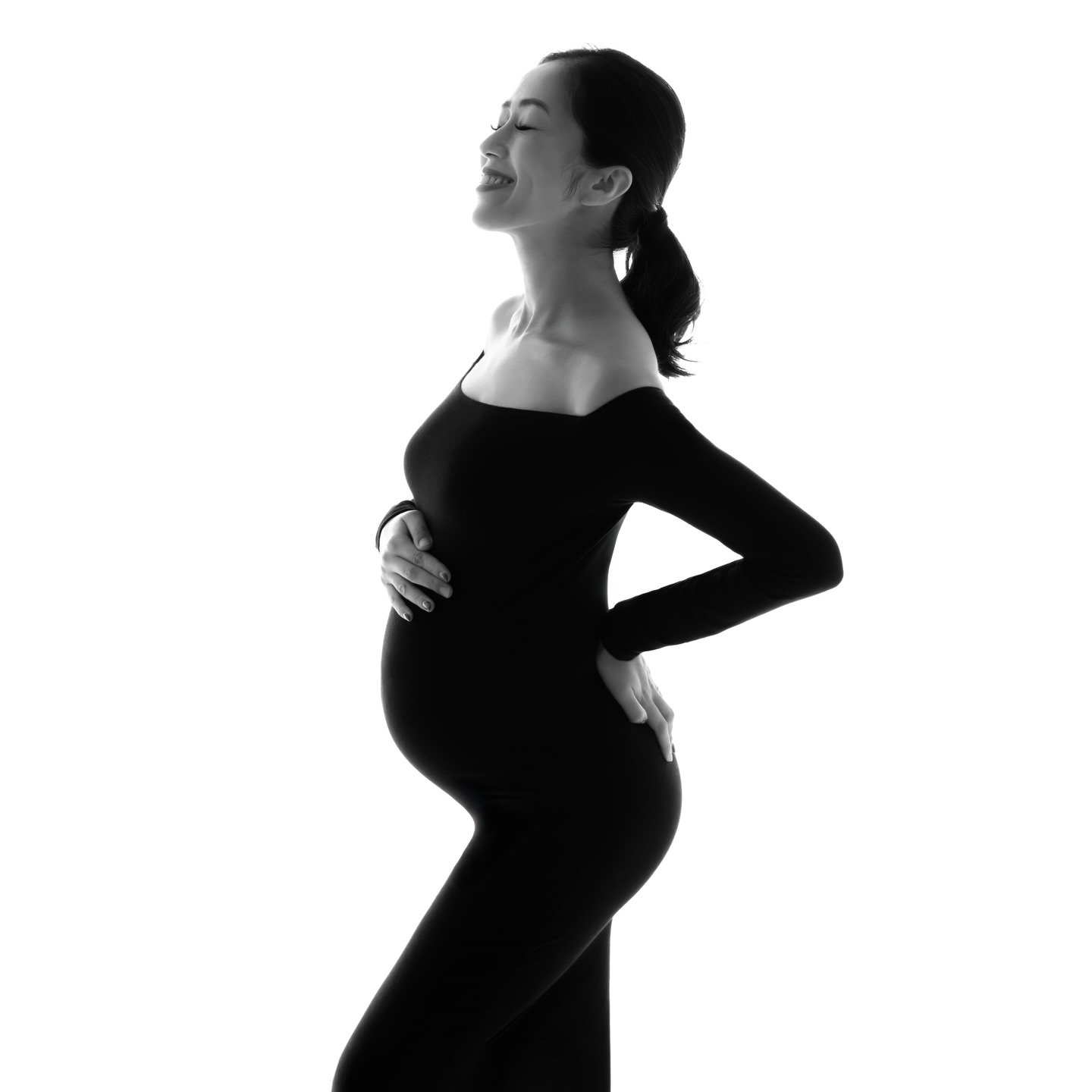 コロナ禍にお一人目のマタニティフォトを承ったお客様。

お二人目のマタニティフォトはご体調の関係で撮影は叶いませんでしたが、今回三人目のご出産前にマタニティフォトを承ることができました！

初回と変わらずとても美しいお姿でした！

これまで何度かロケーションでの家族撮影もさせていただき、ご自宅には白のフレームでお写真をたくさん飾って下さっています。

また今回も額装を増やしていただくことを、楽しみにしています！

CHIHIRO 

#マタニティフォト #モノクロマタニティフォト #マタニティフ