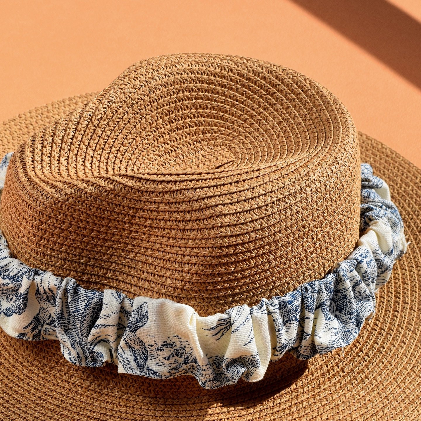 La toile de jouy 🤍
L&rsquo;un de nos tissus pr&eacute;f&eacute;r&eacute;s, ici en version bleu, d&eacute;clin&eacute; sur notre chapeau en paille. 
.
.
.
.
#summerhat #summervibes #summerhats #hat #paille #chapeaupaille #chapeau #fyp #summer #fabric