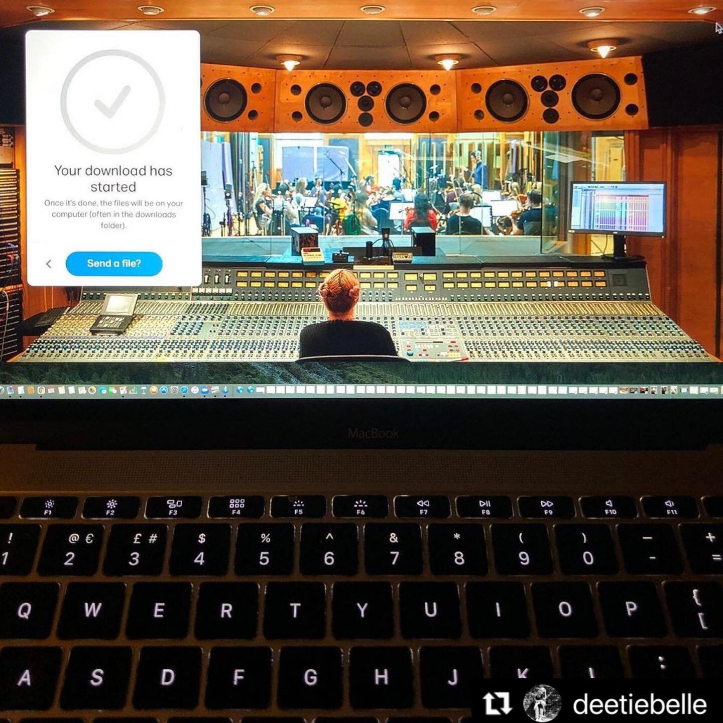 Mixing continues ... remotely!

Sending tunes through the ether to @deetiebelle ✨

#slipperson #stayathome 
.
.
.
.
.
Awesome wetransfer pic by @lee_kirby_photography 🤍