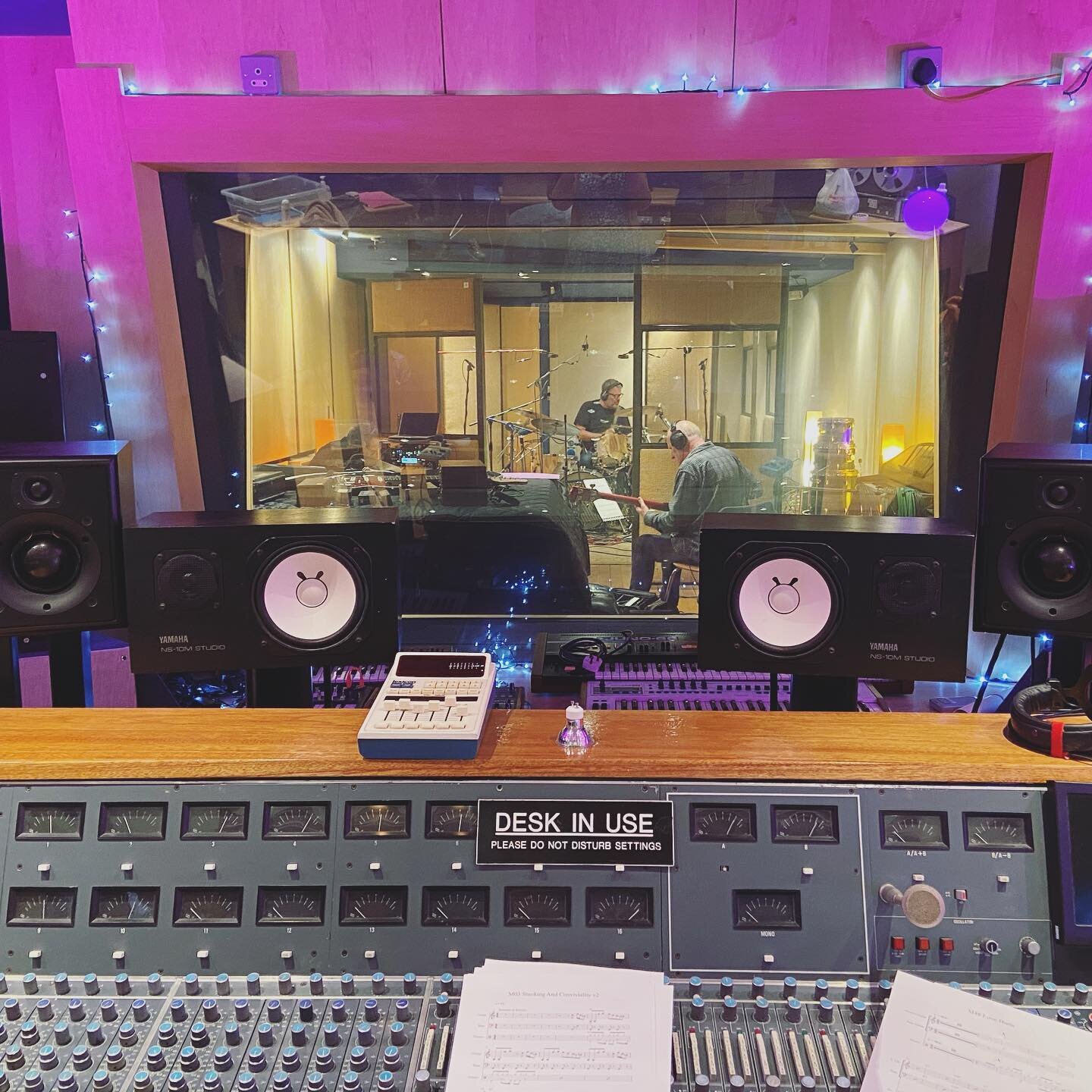 DESK IN USE!
Such a lovely Sunday back @snapstudios with great tunes and the best people 😍
Music by Stephen Warbeck and Lewis Morison played by John Parricelli, Ian Thomas and Tim Harries. Thanks as ever to the brilliant @billy.foster for looking af