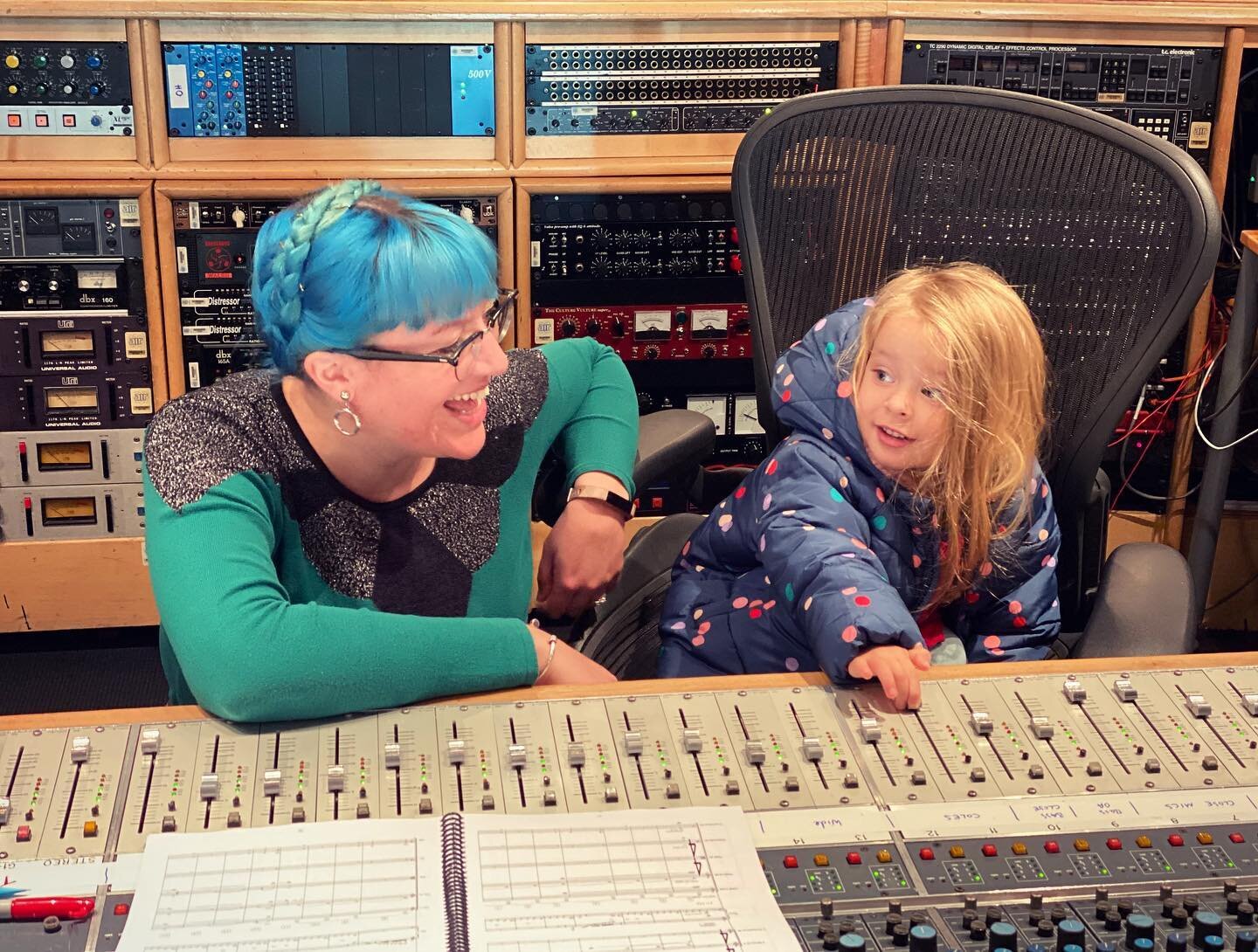 This mini mix consultant had some pretty radical ideas - but she was such a pleasure to work with 💙💚