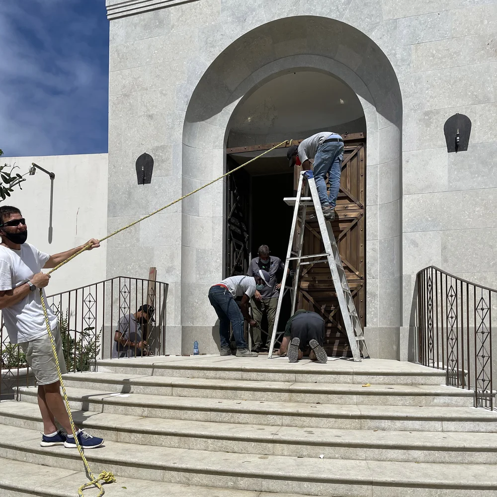 02 holding bar to fix door.jpeg