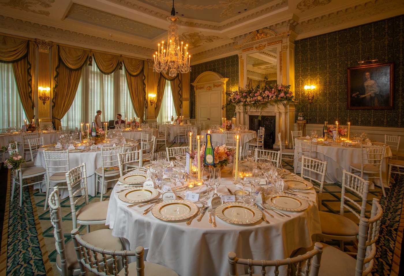 wedding-photograph-claridges-reception-room-elegant-table-settings.jpg