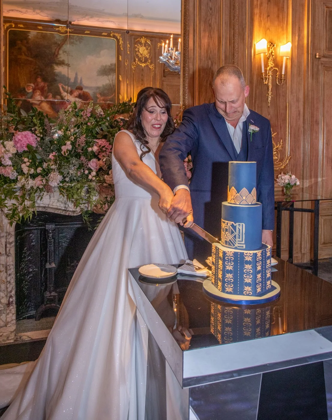 wedding-photograph-claridges-cutting-cake-art-deco.jpg
