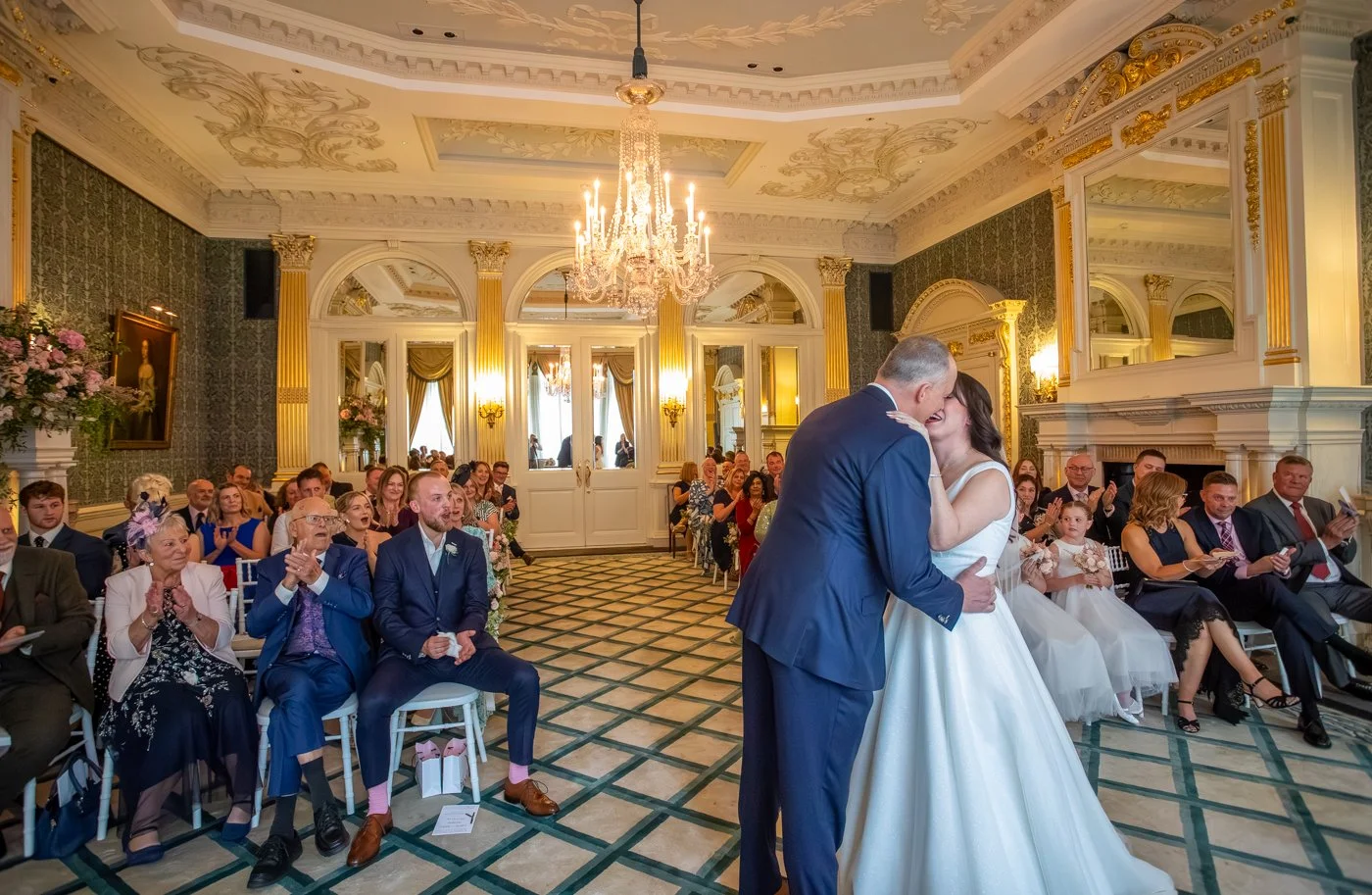 wedding-photograph-claridges-first-kiss-guests-applause.jpg
