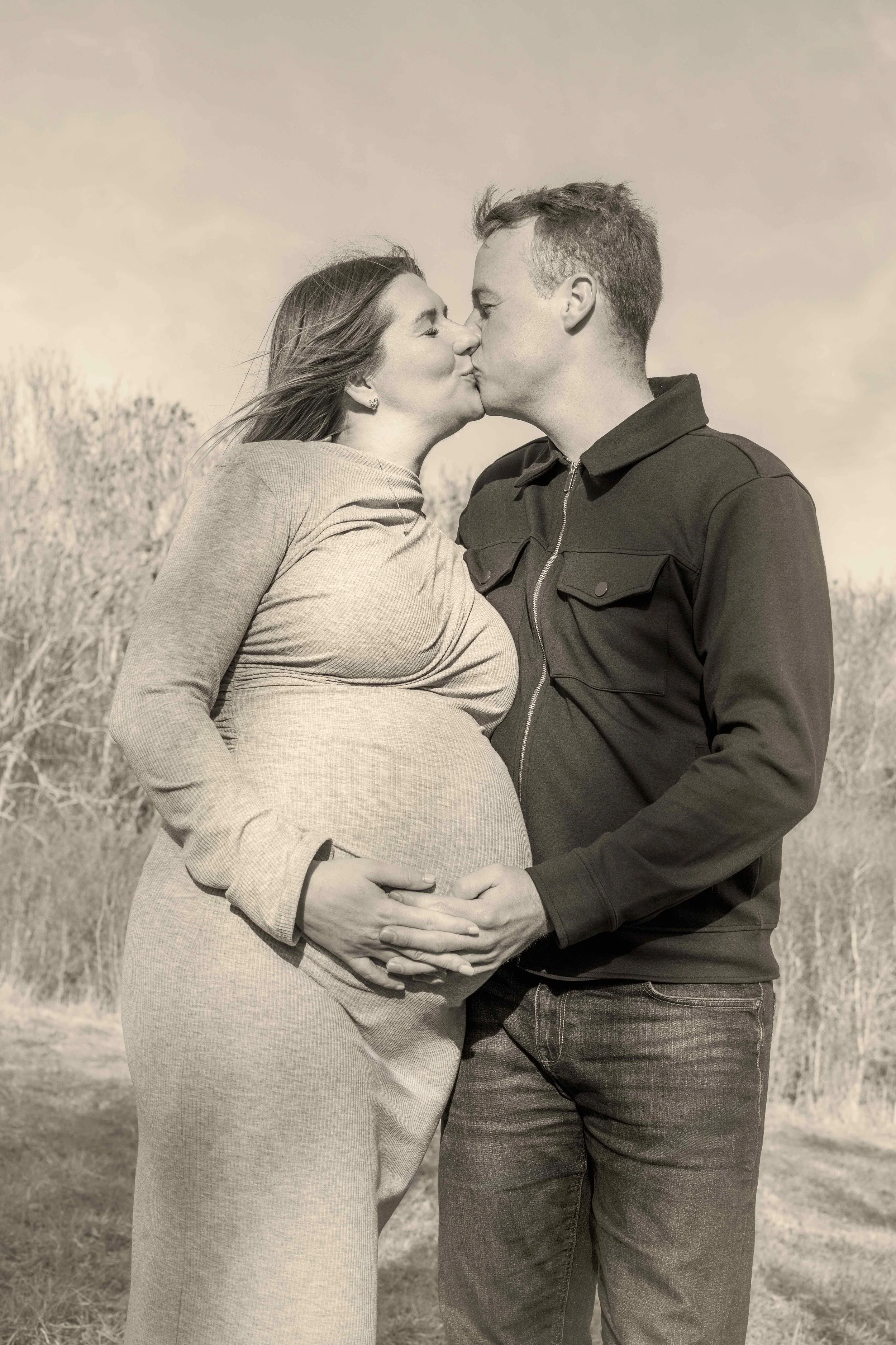 black-and-white-maternity-couple-kissing-outdoors.jpg