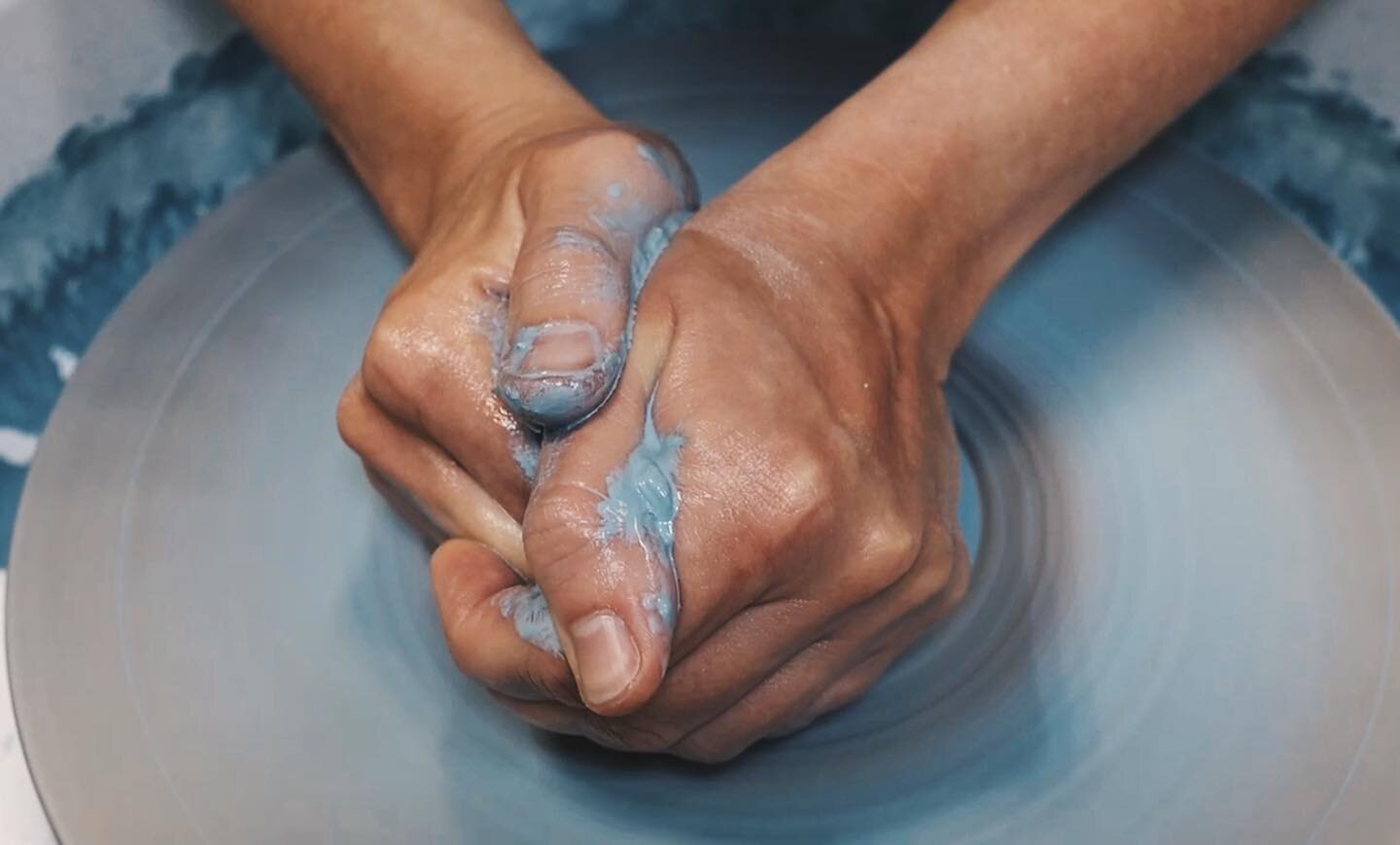 Es kam kein Schlumpf zu Schaden 🔵
#blueporcelain #centeringclay 

#keramik #pottery #pottersofinstagram #modernceramics #ceramics #notonkeramik #tablewaredesign #makersgonnamake #design #minimalism #modernekeramik #ceramicart #ceramicdesign #hygge #