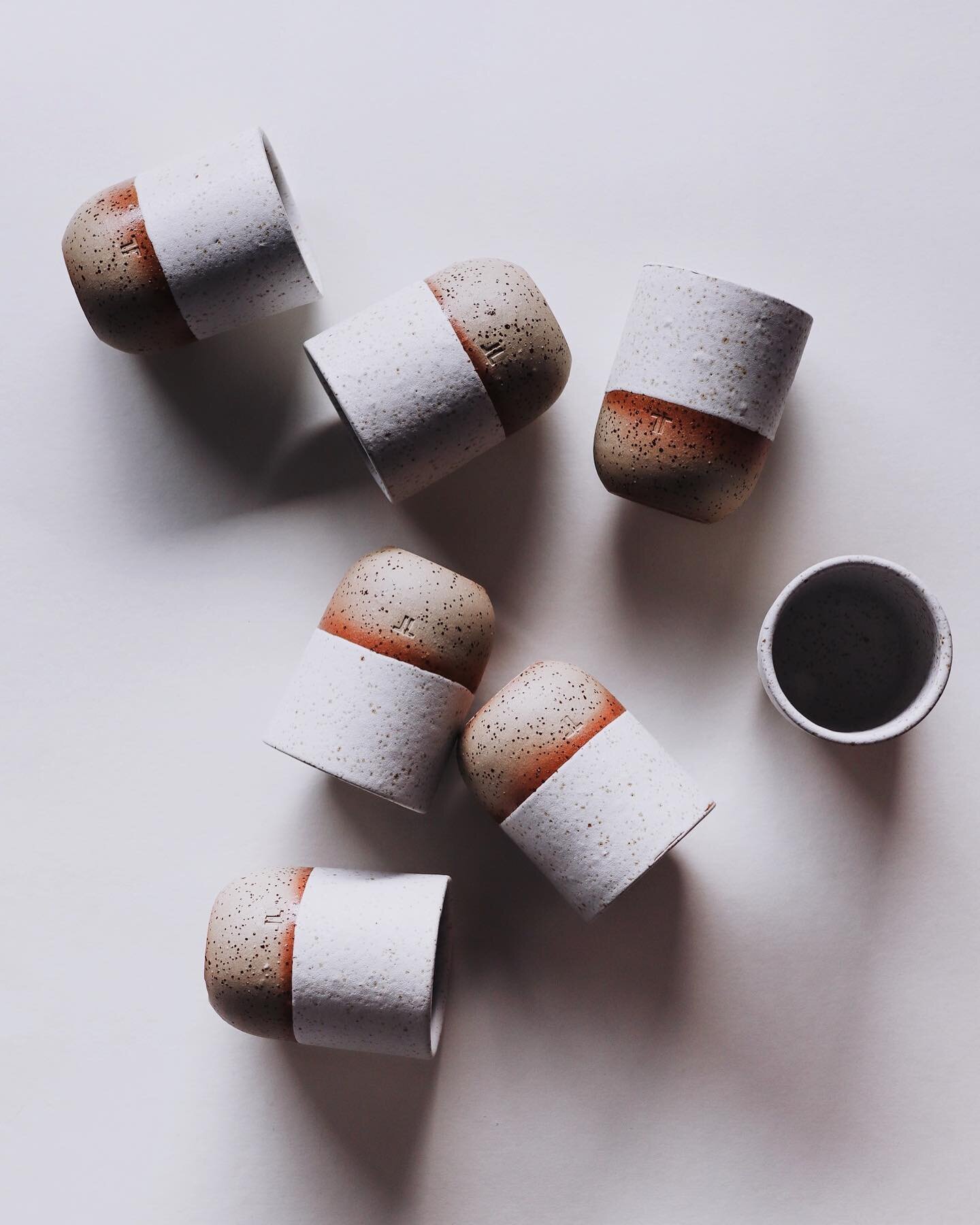 Roh und matt, wenn auch nicht glanzlos.

#keramik #pottery #pottersofinstagram #modernceramics #ceramics #notonkeramik #tablewaredesign #makersgonnamake #design #minimalism #modernekeramik #ceramicart #ceramicdesign #hygge #sustainableliving #contemp