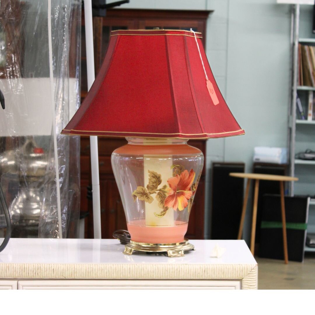 We've got a beautiful antique lamp in stock! It's perfect for adding a bit of class and elegance to your home. Grab it now for just $25 and show off your fine taste in decor!

#lamps