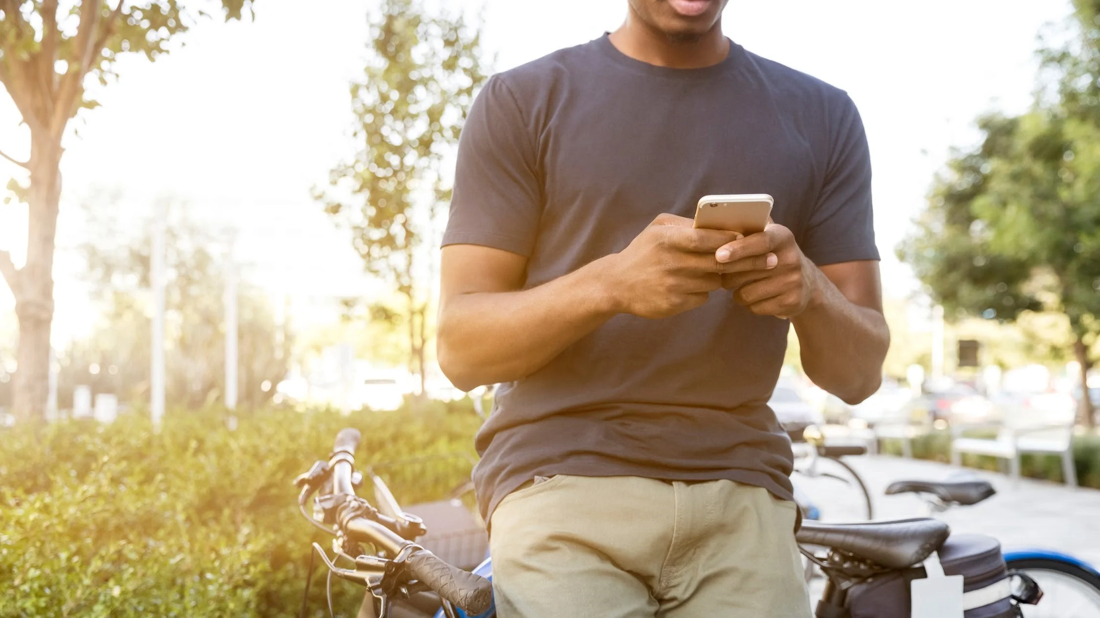 pexels_guy on phone_breitbild.jpeg