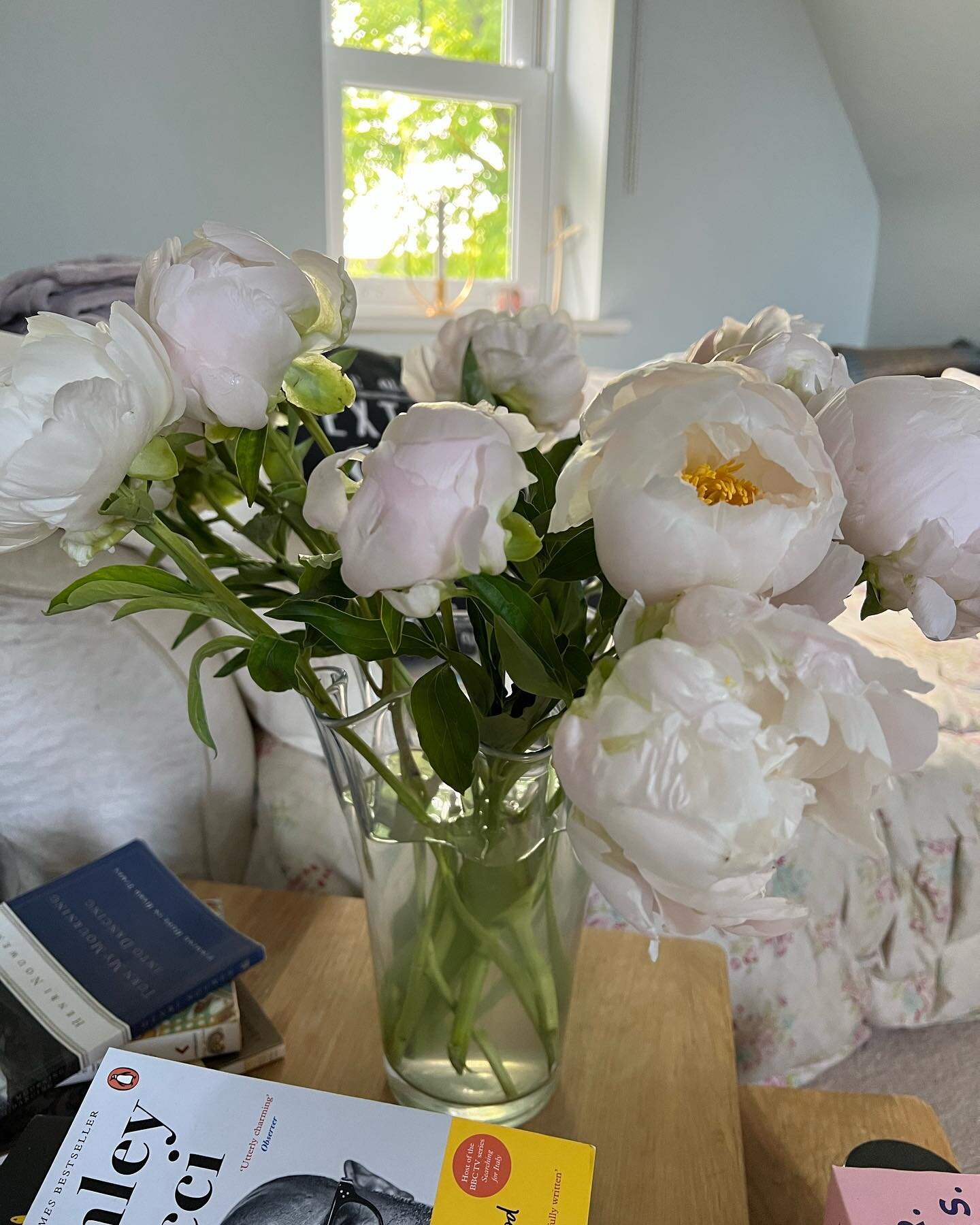 Love peony season, luckily for me it coincides with 🇺🇸 Mother&rsquo;s Day. These from my eldest.
-
-
-
#delight #blessed #family #mothersday #loved #joy #grateful